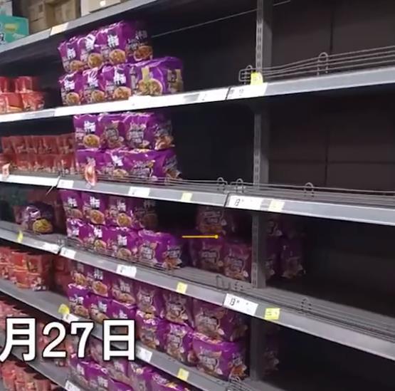 核酸筛查下的浦东超市 抢购潮中的尴尬老坛酸菜面